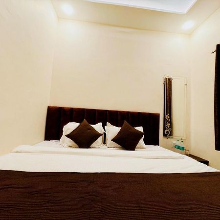 Hotel Hariom Palace Ujaim Exterior foto
