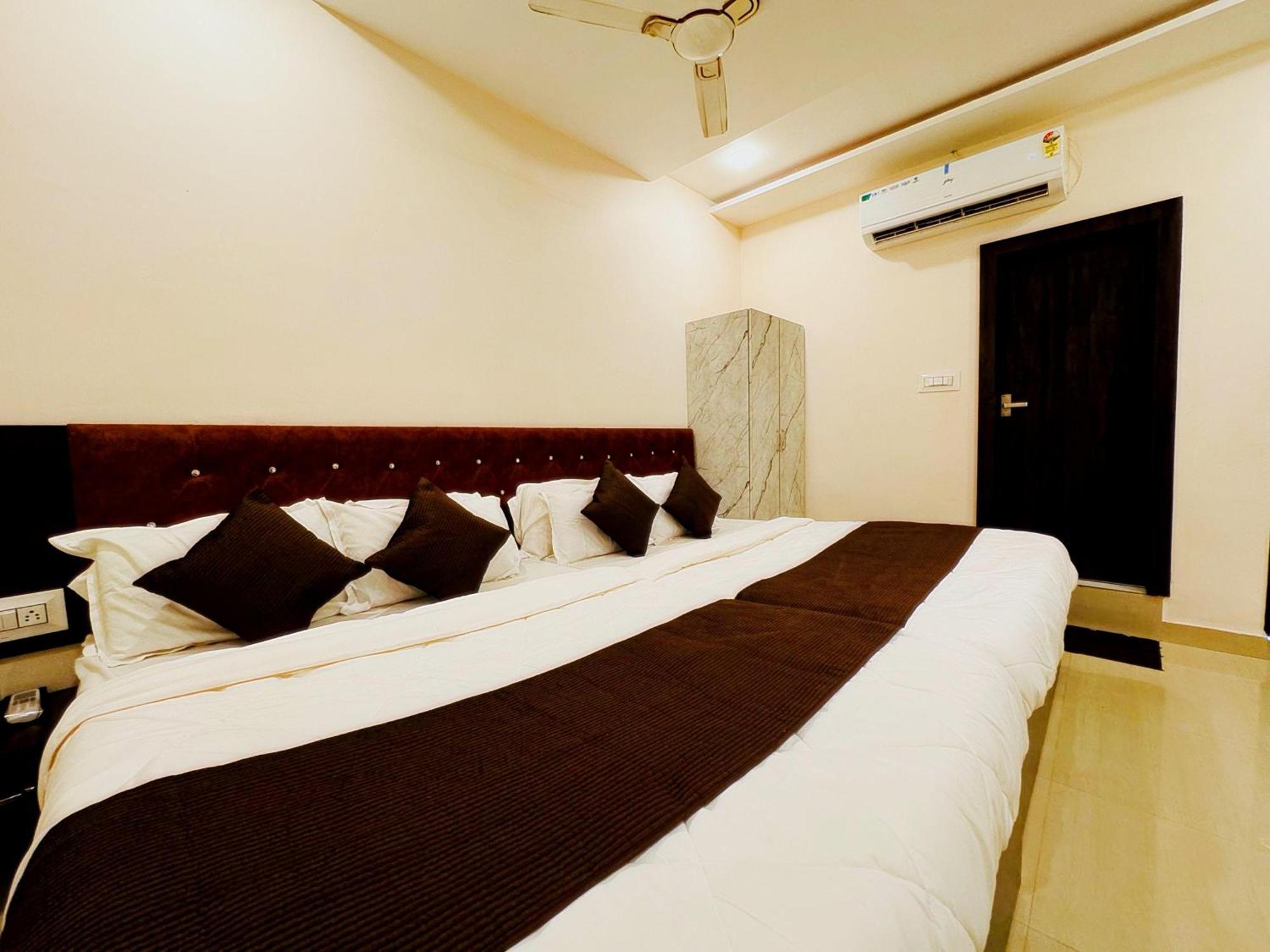 Hotel Hariom Palace Ujaim Exterior foto