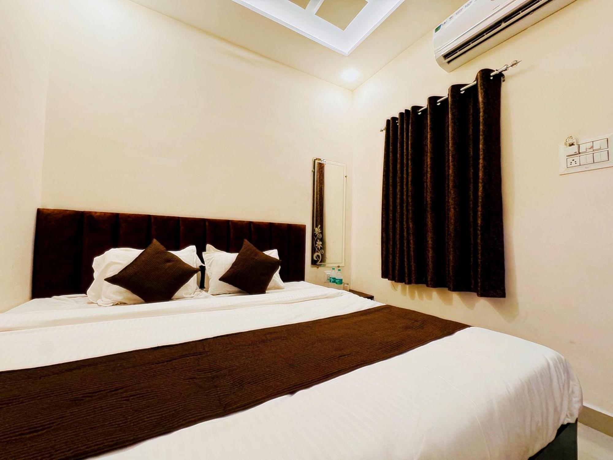 Hotel Hariom Palace Ujaim Exterior foto