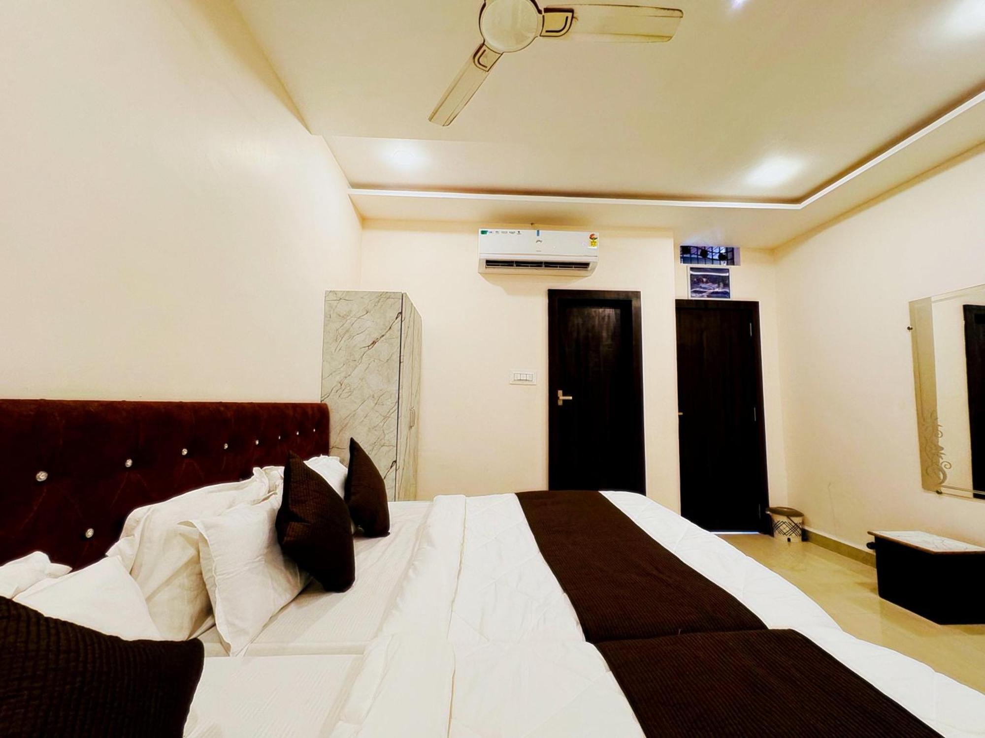 Hotel Hariom Palace Ujaim Exterior foto
