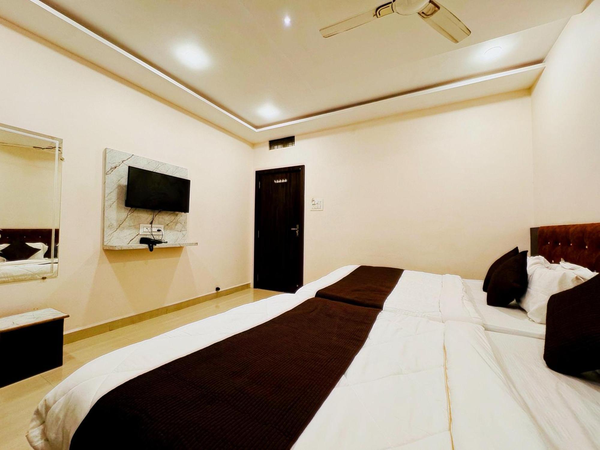 Hotel Hariom Palace Ujaim Exterior foto