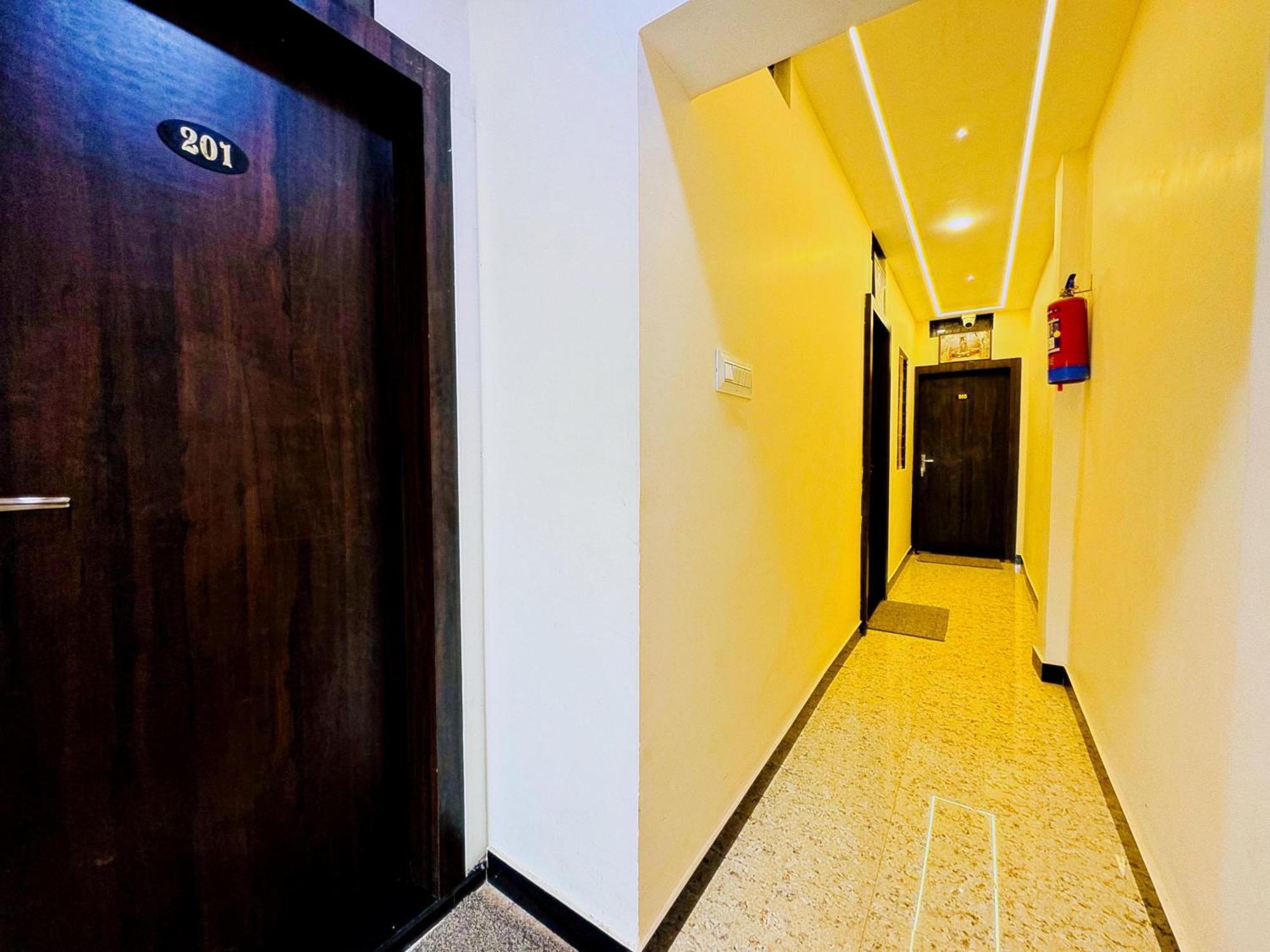 Hotel Hariom Palace Ujaim Exterior foto