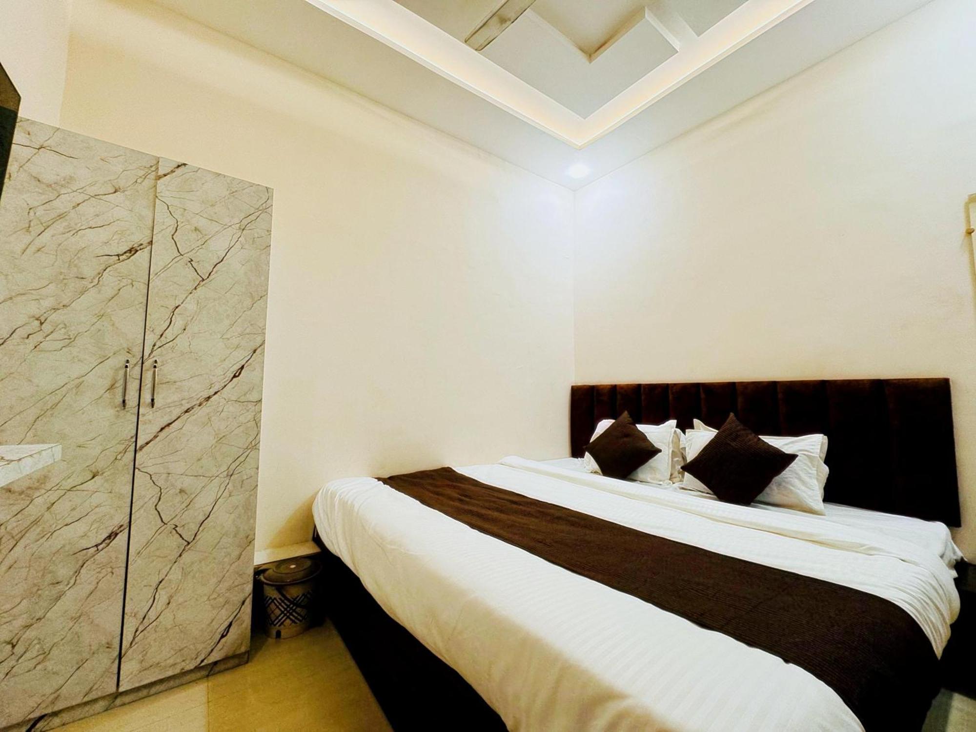 Hotel Hariom Palace Ujaim Exterior foto