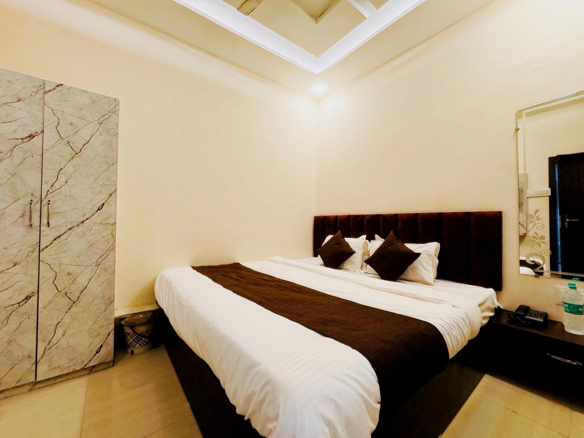Hotel Hariom Palace Ujaim Exterior foto