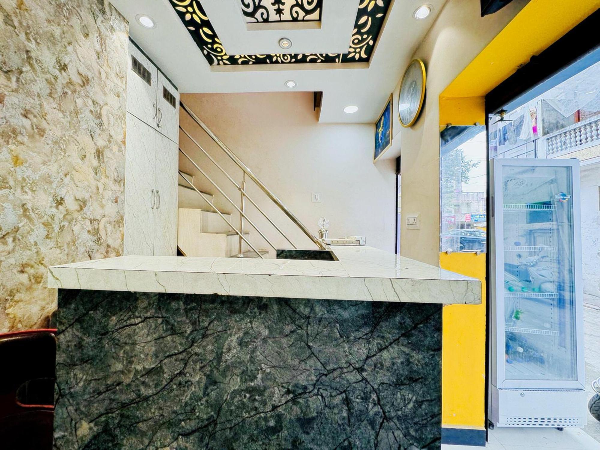 Hotel Hariom Palace Ujaim Exterior foto